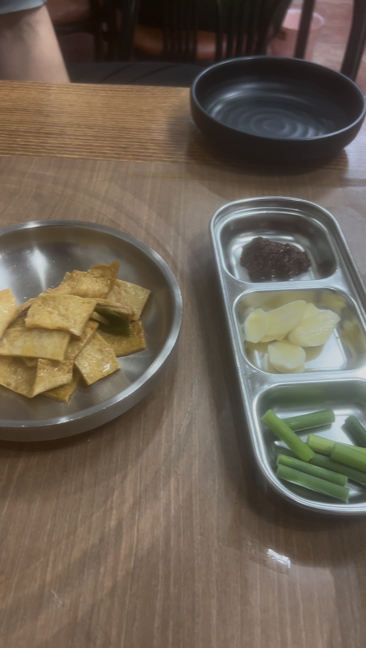 The simple but fresh side dishes (banchan) served with the meal.